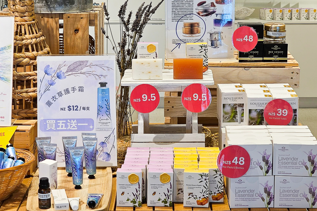 紐西蘭南島｜Farmers Corner．台灣人開的伴手禮店，牧場餵羊駝春天賞薰衣草 @飛天璇的口袋