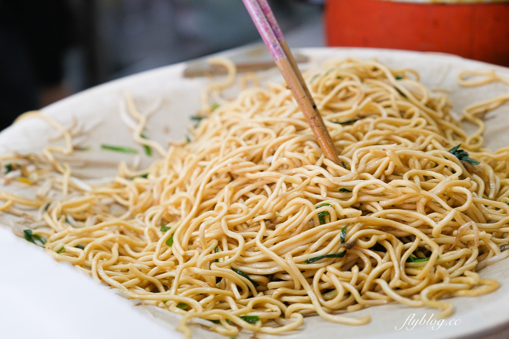 台中北區｜金源興爌肉飯．好吃的炒麵和排骨飯，必加自製韭菜辣椒醬 @飛天璇的口袋