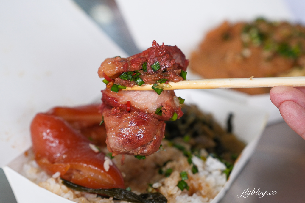 台中北區｜金源興爌肉飯．好吃的炒麵和排骨飯，必加自製韭菜辣椒醬 @飛天璇的口袋