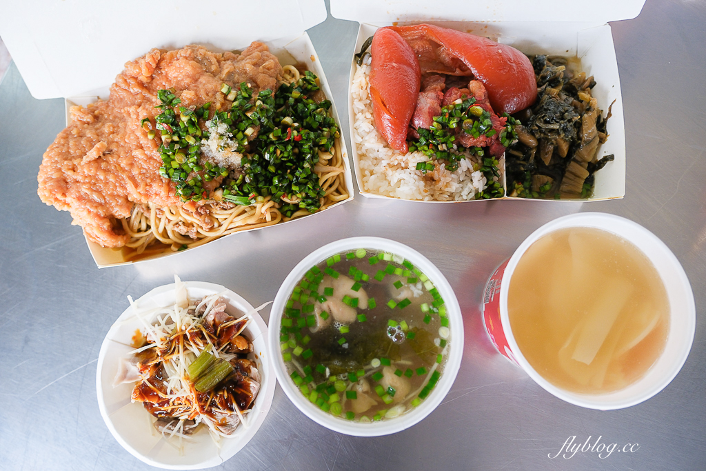 台中北區｜金源興爌肉飯．好吃的炒麵和排骨飯，必加自製韭菜辣椒醬 @飛天璇的口袋