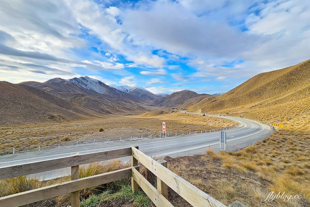 紐西蘭南島｜Lindis Pass 林迪斯隘口．紐西蘭8號公路觀景台，紐西蘭明信片的經典景點 @飛天璇的口袋