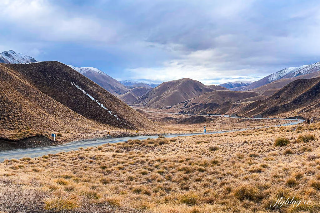 紐西蘭南島｜Lindis Pass 林迪斯隘口．紐西蘭8號公路觀景台，紐西蘭明信片的經典景點 @飛天璇的口袋