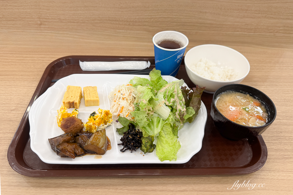 日本北海道｜東橫INN 北海道札幌站南口．札幌車站步行5分鐘，路口就是Seicomart便利商店 @飛天璇的口袋