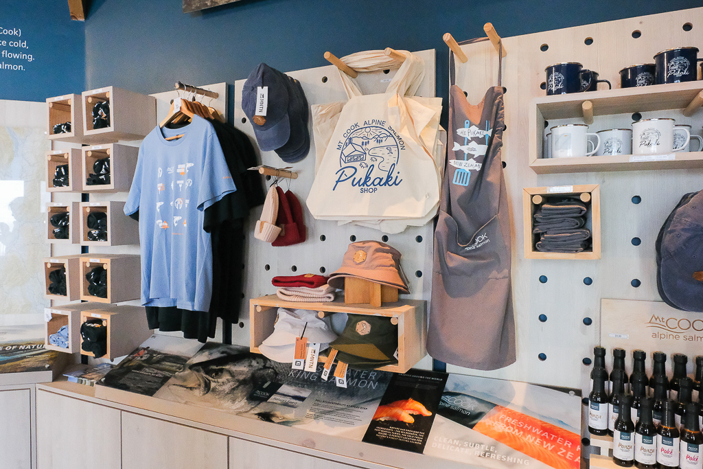 紐西蘭南島｜Mt Cook Alpine Salmon Shop．南島必吃高山雪水鮭魚，坐擁普卡基湖180度美景 @飛天璇的口袋