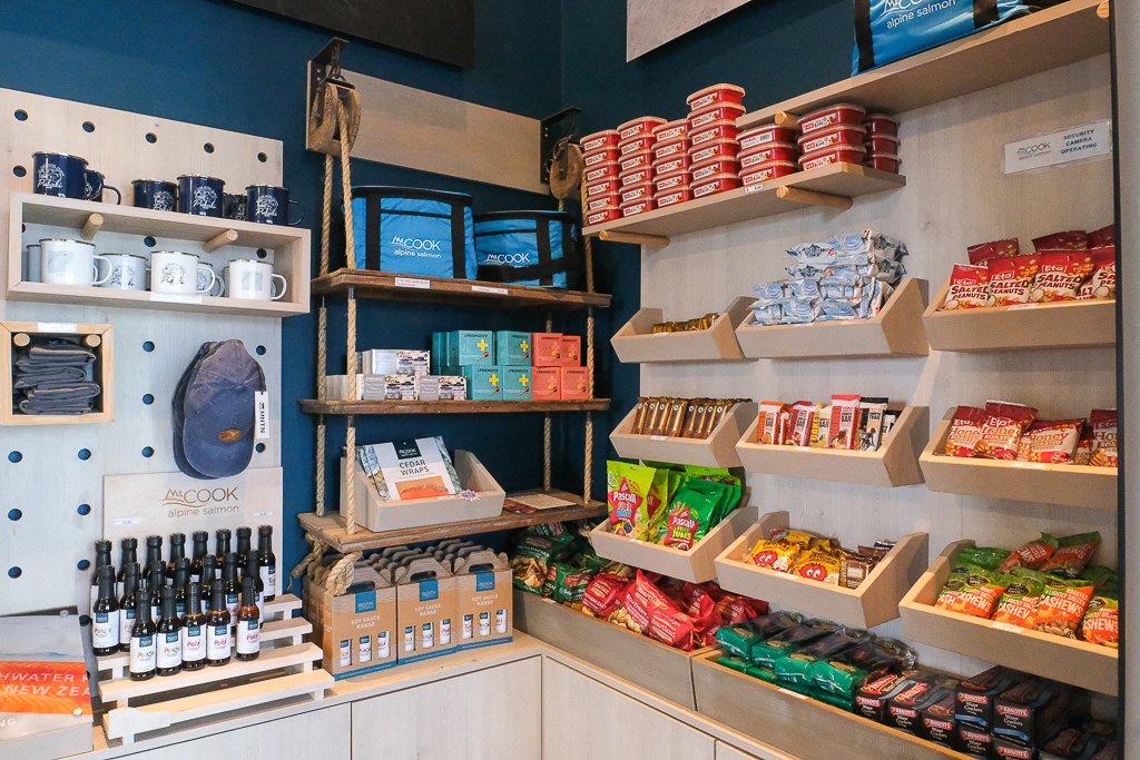 紐西蘭南島｜Mt Cook Alpine Salmon Shop．南島必吃高山雪水鮭魚，坐擁普卡基湖180度美景 @飛天璇的口袋