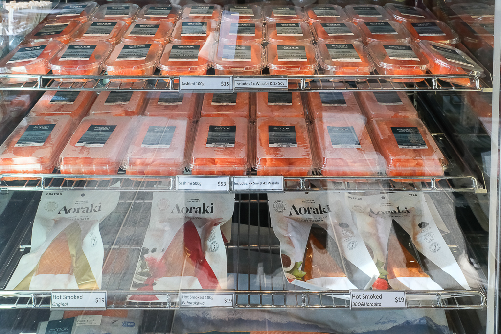 紐西蘭南島｜Mt Cook Alpine Salmon Shop．南島必吃高山雪水鮭魚，坐擁普卡基湖180度美景 @飛天璇的口袋