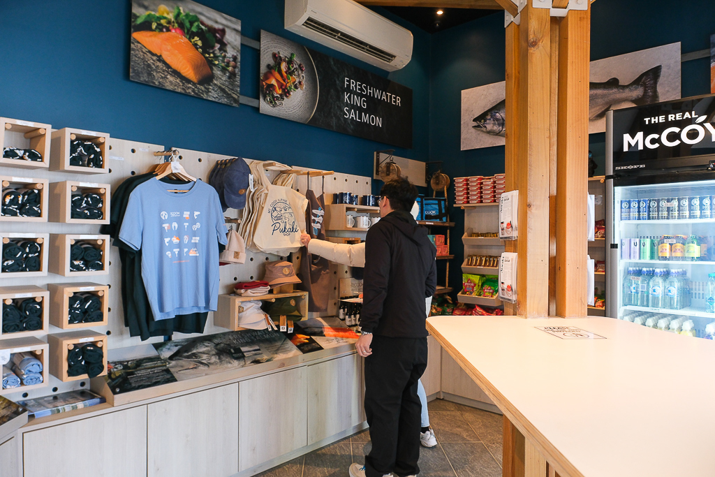 紐西蘭南島｜Mt Cook Alpine Salmon Shop．南島必吃高山雪水鮭魚，坐擁普卡基湖180度美景 @飛天璇的口袋