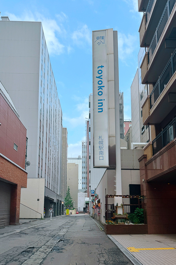 日本北海道｜東橫INN 北海道札幌站南口．札幌車站步行5分鐘，路口就是Seicomart便利商店 @飛天璇的口袋