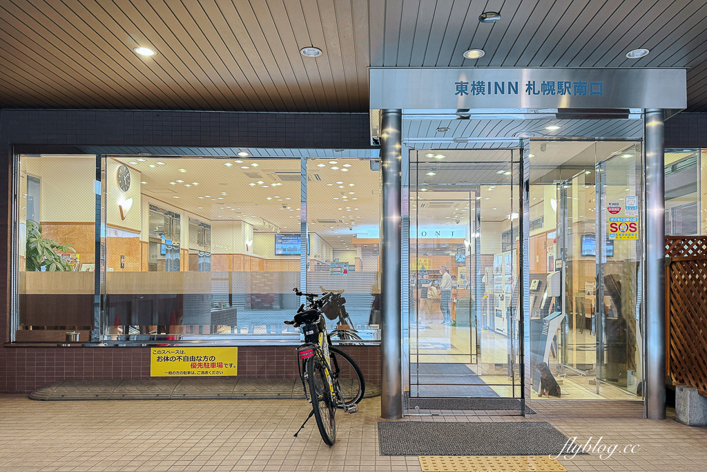 日本北海道｜東橫INN 北海道札幌站南口．札幌車站步行5分鐘，路口就是Seicomart便利商店 @飛天璇的口袋