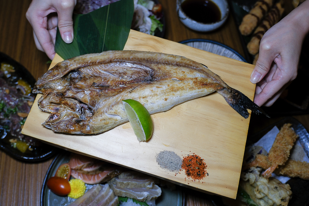 新北林口｜ABV日式居酒館．全台唯一日本稻草燒，超過300種全球精釀啤酒 @飛天璇的口袋
