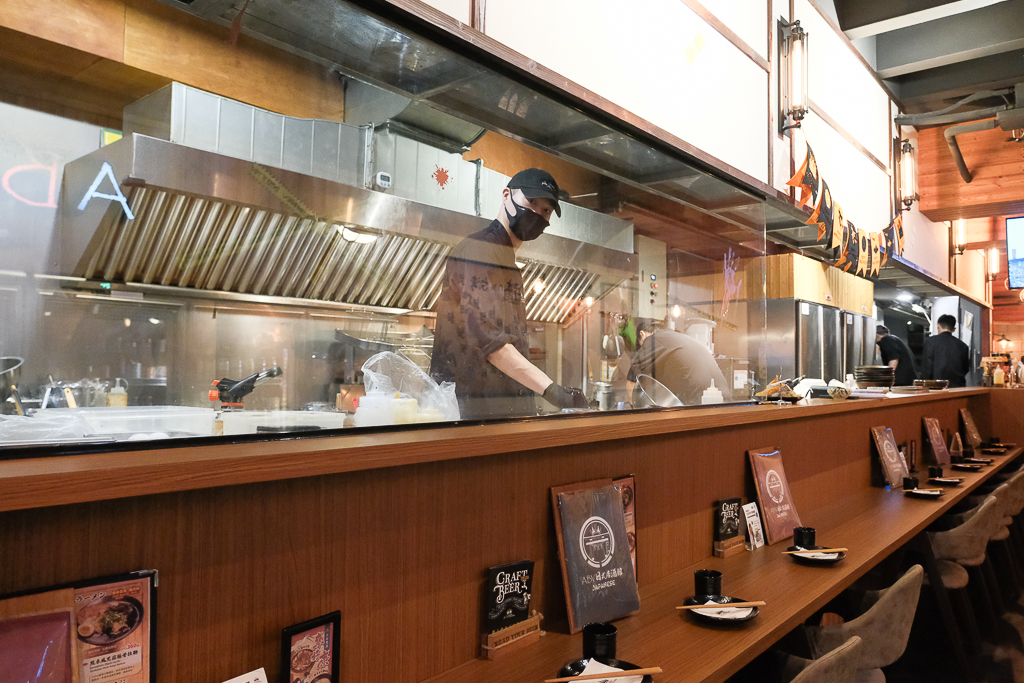 新北林口｜ABV日式居酒館．全台唯一日本稻草燒，超過300種全球精釀啤酒 @飛天璇的口袋