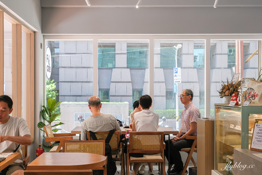 台北松山｜Fly Cafe．心中第一名的蒼蠅哥肉桂捲，台灣500甜推薦 @飛天璇的口袋