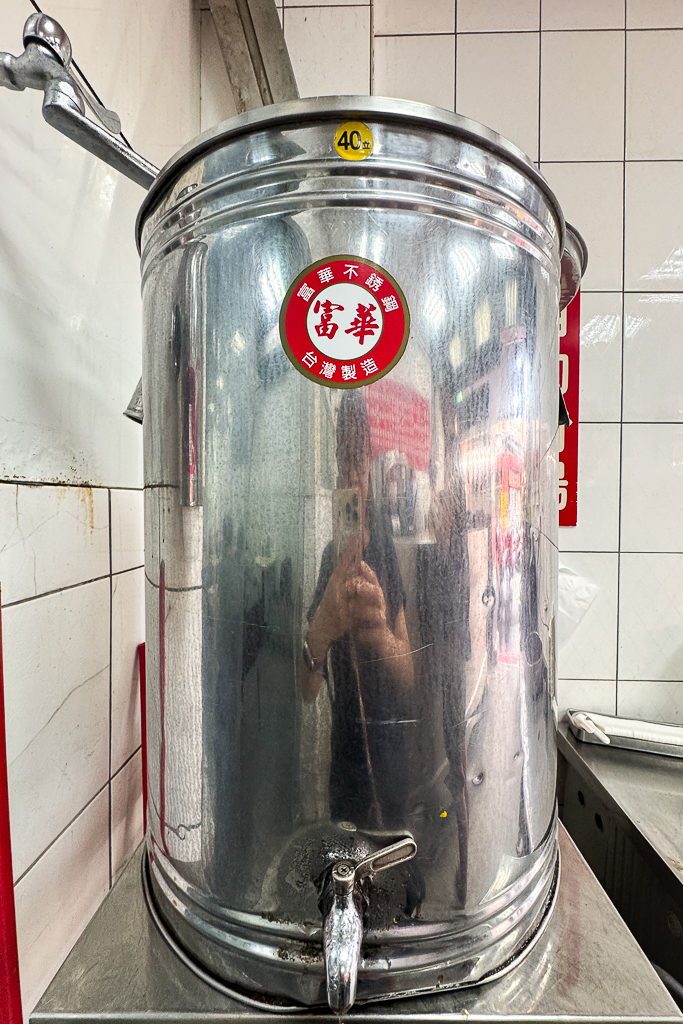 台中西屯｜香港鴻利燒臘快餐．逢甲商圈人氣便當，份量多價格實在 @飛天璇的口袋