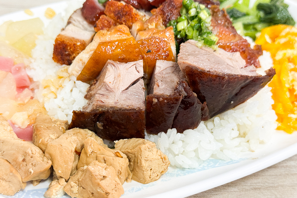 台中西屯｜香港鴻利燒臘快餐．逢甲商圈人氣便當，份量多價格實在 @飛天璇的口袋