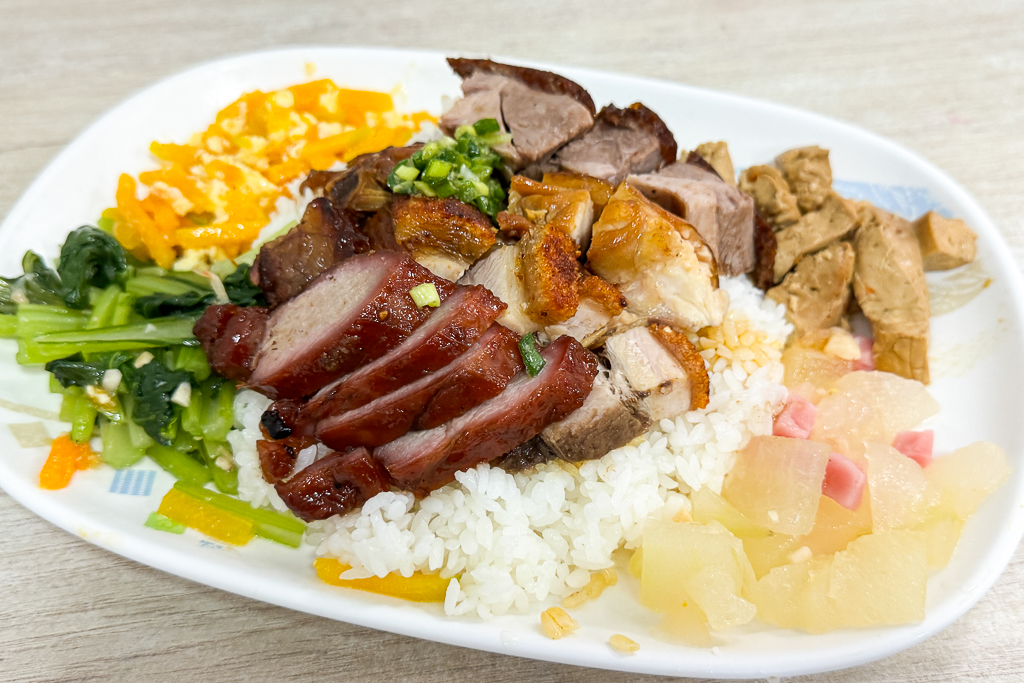 台中西屯｜香港鴻利燒臘快餐．逢甲商圈人氣便當，份量多價格實在 @飛天璇的口袋