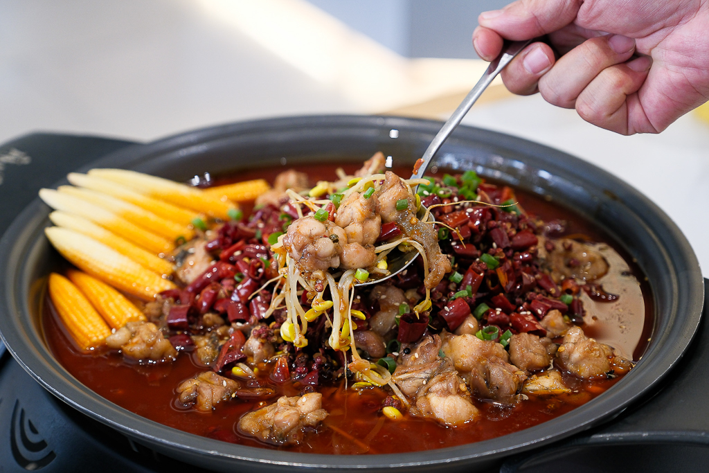 台中北區｜麻川川青花椒烤魚．100%正宗重慶風味，活魚現撈現煮香又辣 @飛天璇的口袋