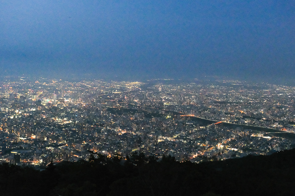 日本北海道｜藻岩山夜景．日本新三大夜景之一，札幌市區到纜車站交通方式 @飛天璇的口袋