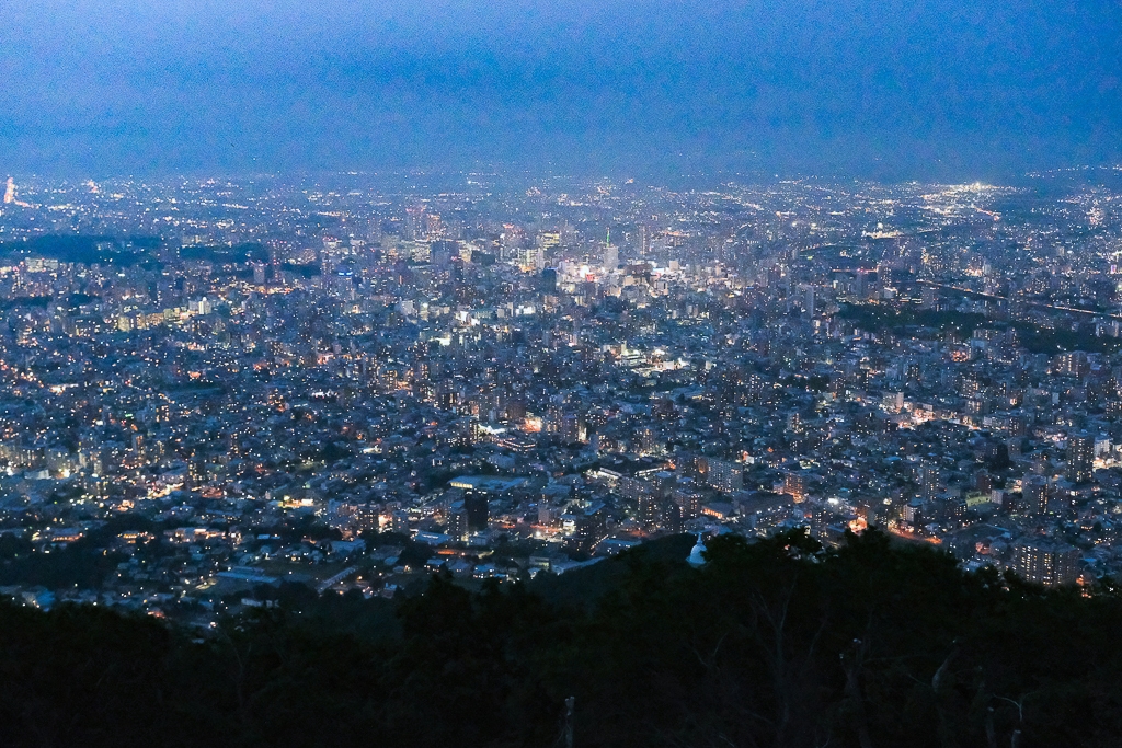 日本北海道｜藻岩山夜景．日本新三大夜景之一，札幌市區到纜車站交通方式 @飛天璇的口袋
