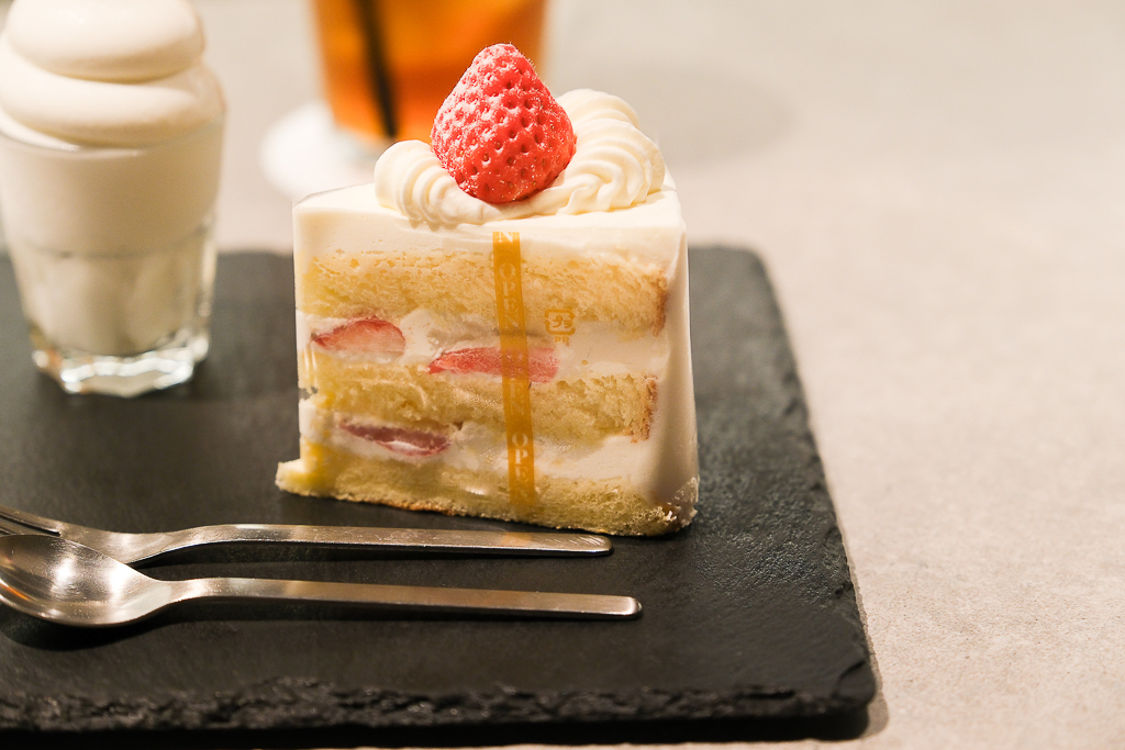 日本北海道｜佐藤堂．札幌深夜版排隊甜點，超好吃的芭菲和蛋糕 @飛天璇的口袋