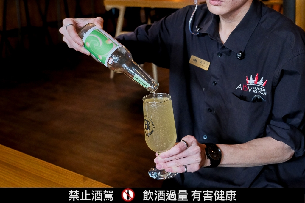 台中西區｜ABV地中海餐酒館．發現台中超奢華早午餐，全台唯一700種啤酒走廊 @飛天璇的口袋