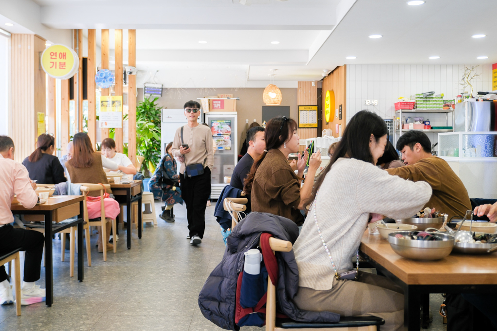 韓國釜山｜海雲台31cm海鮮刀削麵松亭總店．海雲台必吃美食，滿滿一鍋海鮮超過癮 @飛天璇的口袋