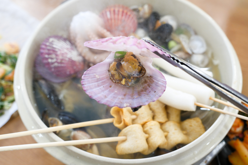 韓國釜山｜海雲台31cm海鮮刀削麵松亭總店．海雲台必吃美食，滿滿一鍋海鮮超過癮 @飛天璇的口袋