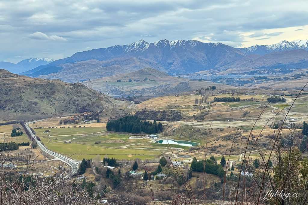 紐西蘭南島｜Crown Range Road Scenic Lookout．皇冠山脈公路必拍景點，瓦納卡到皇后鎮的絕美公路 @飛天璇的口袋