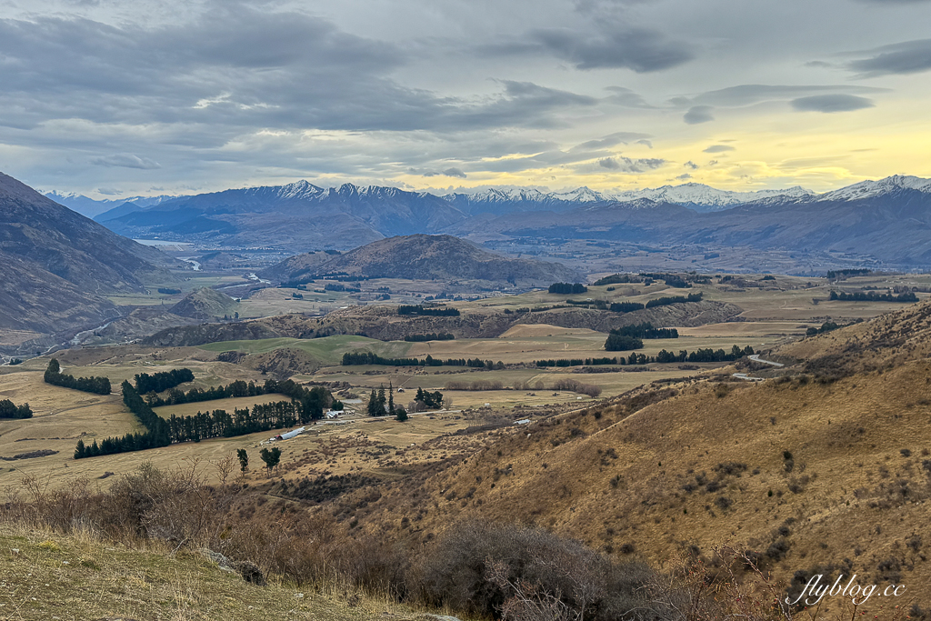 紐西蘭南島｜Crown Range Road Scenic Lookout．皇冠山脈公路必拍景點，瓦納卡到皇后鎮的絕美公路 @飛天璇的口袋