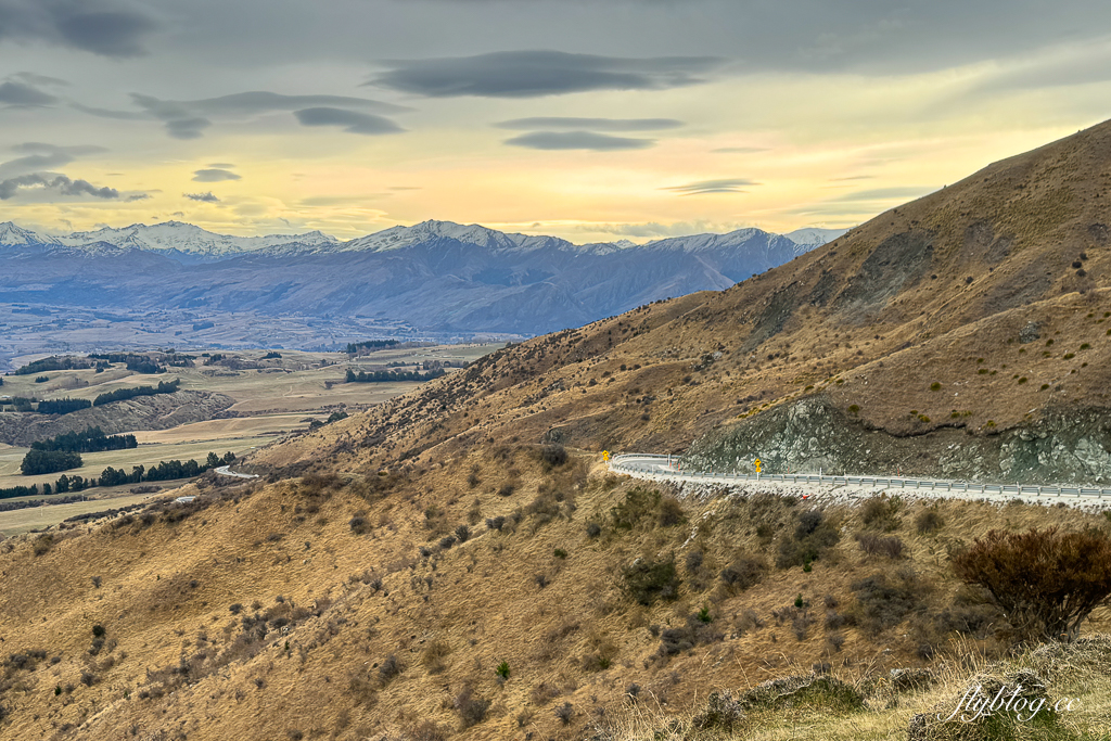 紐西蘭南島｜Crown Range Road Scenic Lookout．皇冠山脈公路必拍景點，瓦納卡到皇后鎮的絕美公路 @飛天璇的口袋