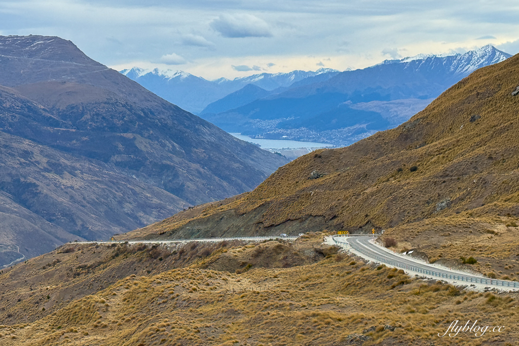 紐西蘭南島｜Crown Range Road Scenic Lookout．皇冠山脈公路必拍景點，瓦納卡到皇后鎮的絕美公路 @飛天璇的口袋