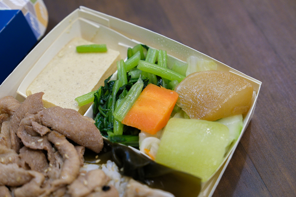 台中南屯｜津石家便當專賣．台中文青風便當店，11種主食可以選擇 @飛天璇的口袋