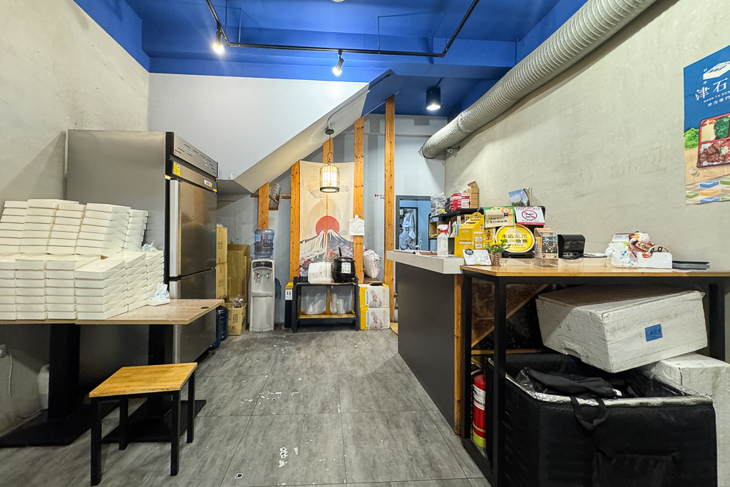 台中南屯｜津石家便當專賣．台中文青風便當店，11種主食可以選擇 @飛天璇的口袋