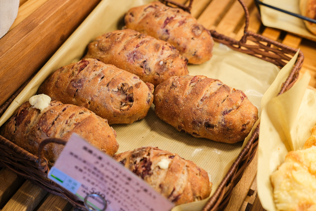 日本北海道｜Ferme La Terre Biei．美瑛農場裡的甜點咖啡，坐擁整片山丘療闊美景 @飛天璇的口袋