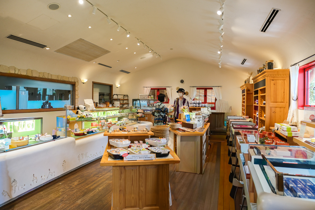 日本北海道｜Ferme La Terre Biei．美瑛農場裡的甜點咖啡，坐擁整片山丘療闊美景 @飛天璇的口袋