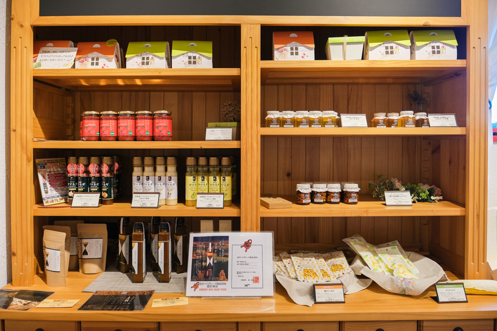 日本北海道｜Ferme La Terre Biei．美瑛農場裡的甜點咖啡，坐擁整片山丘療闊美景 @飛天璇的口袋