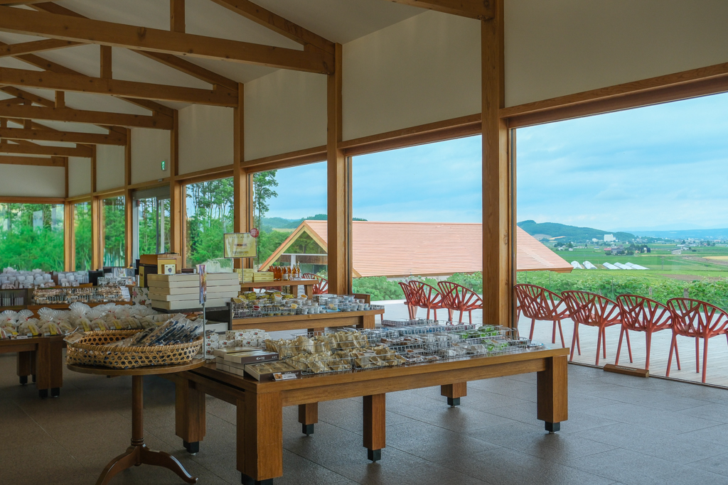 日本北海道｜六花亭富良野店 Campana．座落於葡萄園的絕美景觀，富良野落地窗咖啡館 @飛天璇的口袋