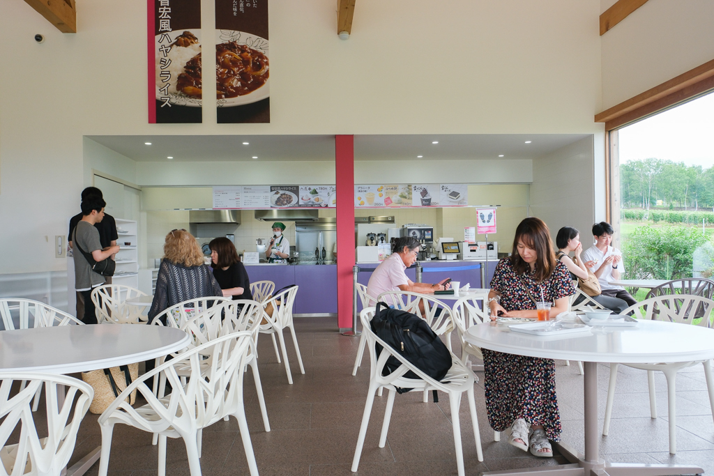 日本北海道｜六花亭富良野店 Campana．座落於葡萄園的絕美景觀，富良野落地窗咖啡館 @飛天璇的口袋