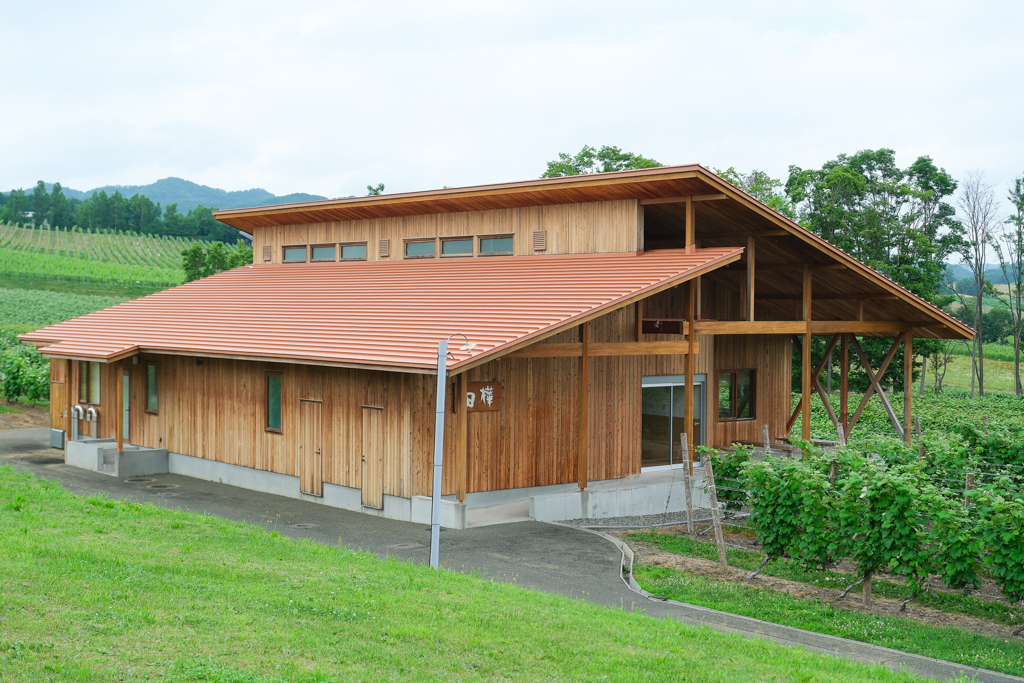 日本北海道｜六花亭富良野店 Campana．座落於葡萄園的絕美景觀，富良野落地窗咖啡館 @飛天璇的口袋