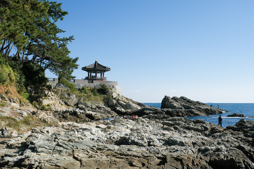 韓國釜山｜松亭海水浴場．釜山純白貝殼灣沙灘，散步到竹島公園松日亭 @飛天璇的口袋