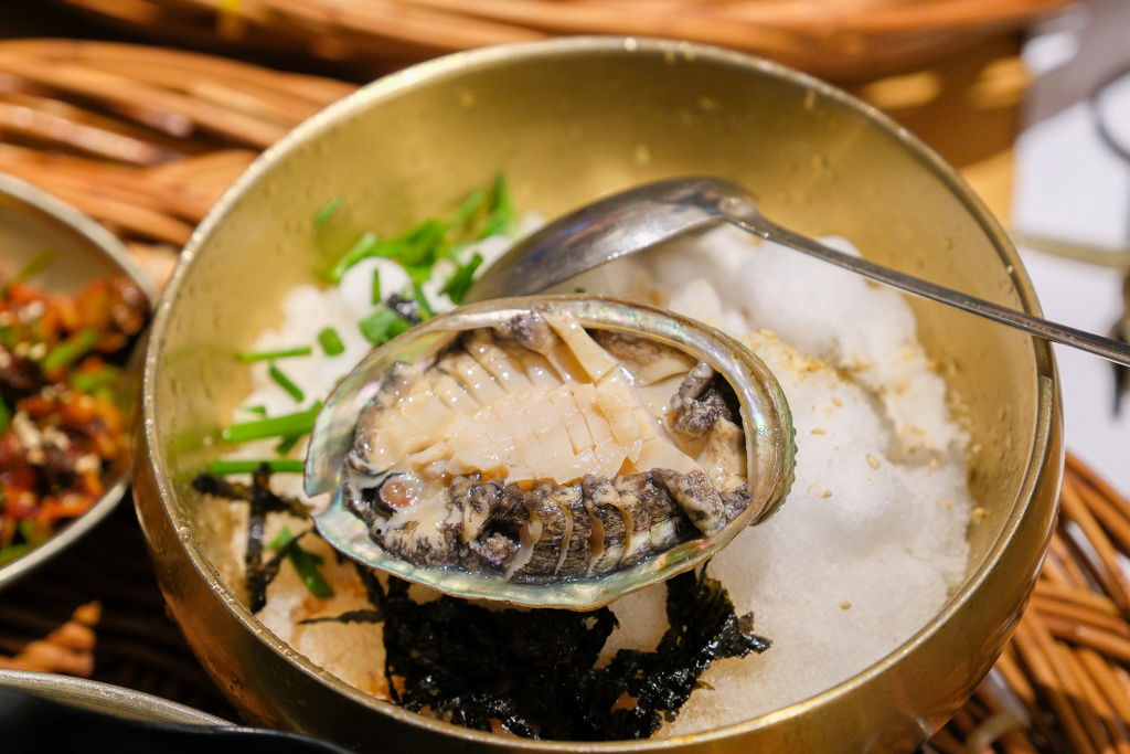 韓國釜山｜機張末家鮑魚粥 日光店．超浮誇的海鮮饗宴，釜山鮮美好吃的鮑魚粥 @飛天璇的口袋