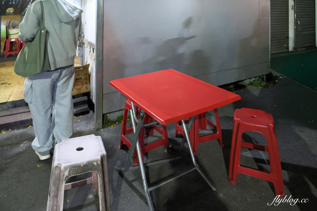 台中北屯｜陳平臭豆腐．阿婆一個人獨立作業，水湳30年鐵皮屋臭豆腐 @飛天璇的口袋