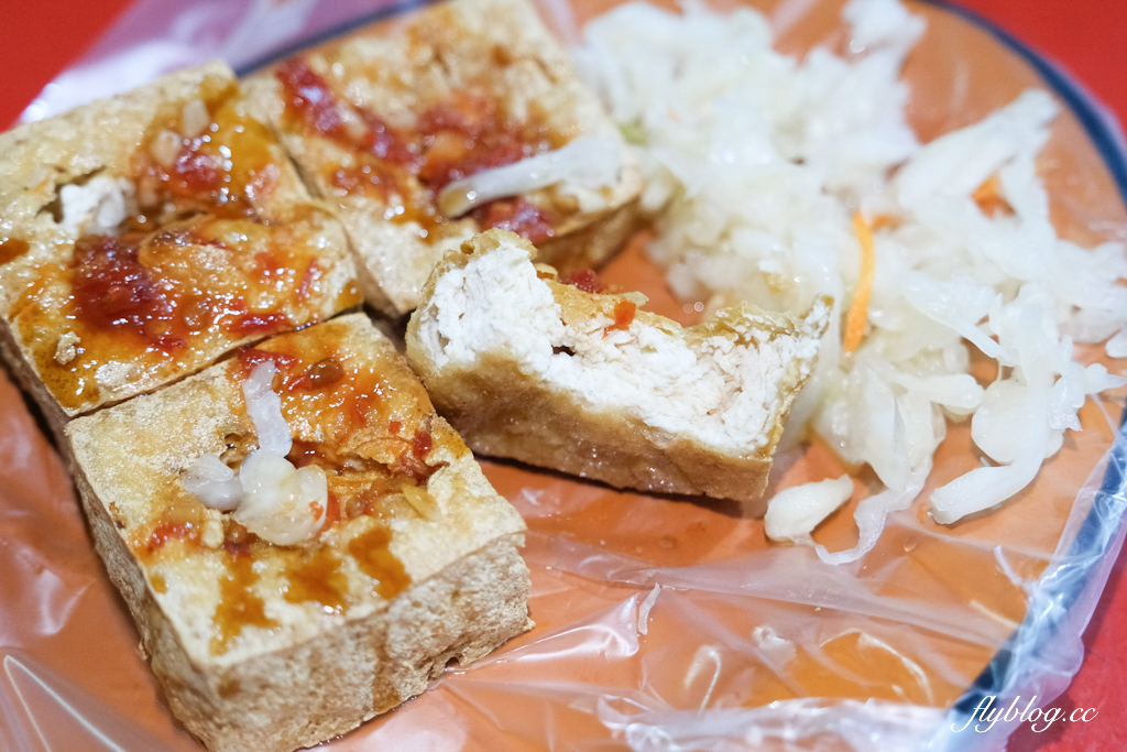 台中北屯｜陳平臭豆腐．阿婆一個人獨立作業，水湳30年鐵皮屋臭豆腐 @飛天璇的口袋