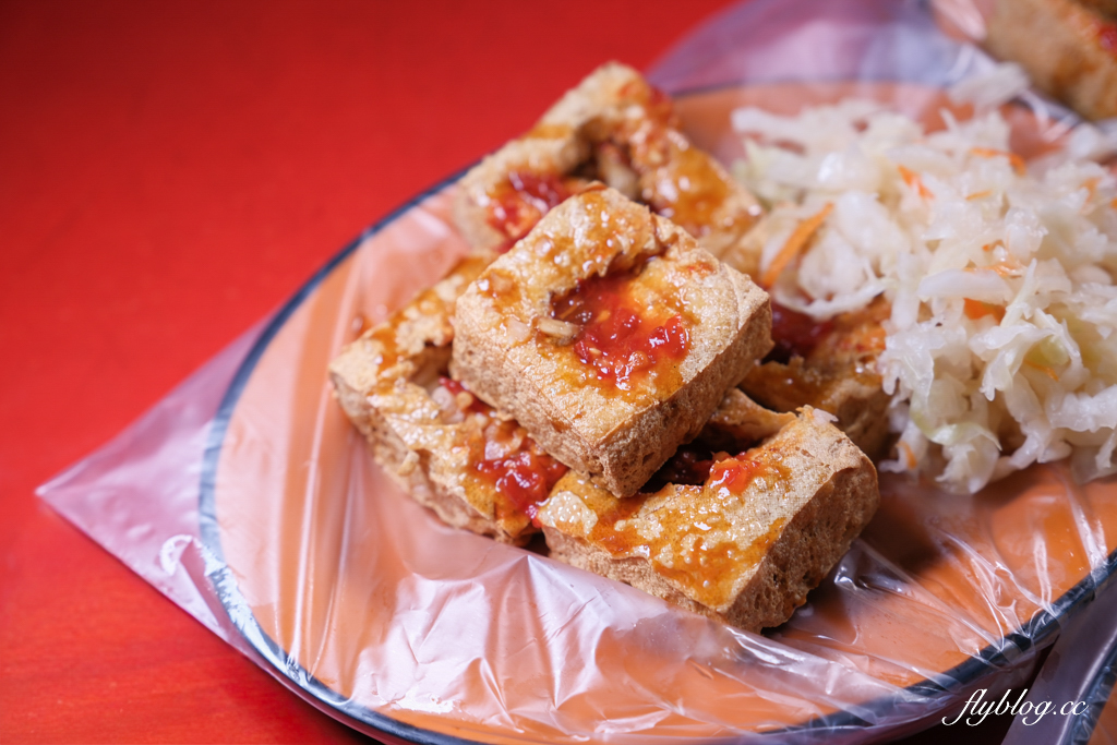 台中北屯｜陳平臭豆腐．阿婆一個人獨立作業，水湳30年鐵皮屋臭豆腐 @飛天璇的口袋