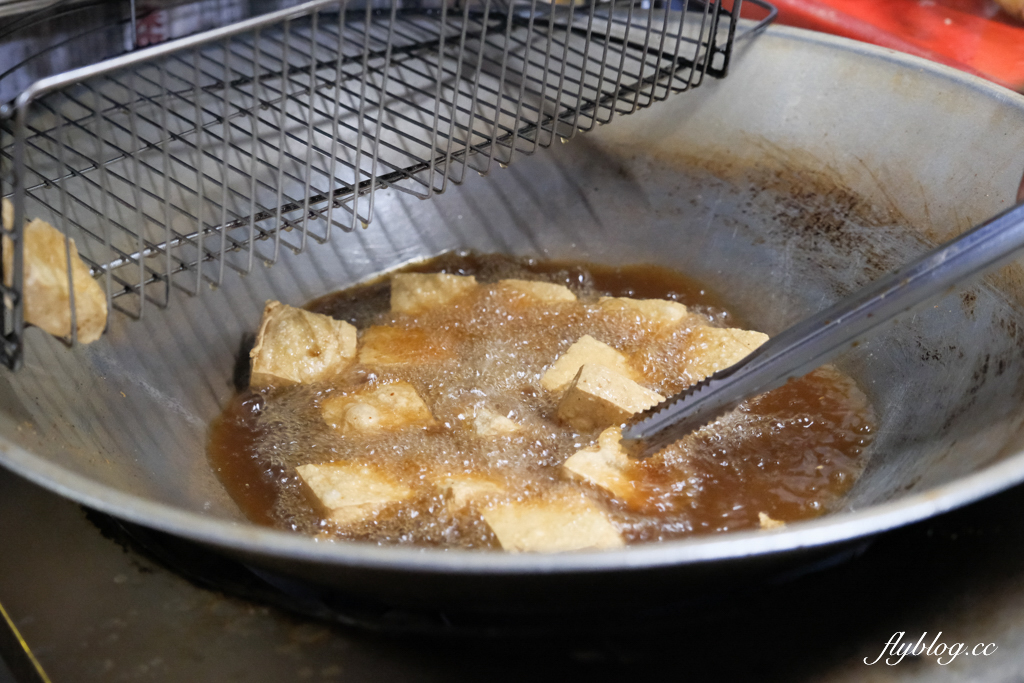 台中北屯｜陳平臭豆腐．阿婆一個人獨立作業，水湳30年鐵皮屋臭豆腐 @飛天璇的口袋