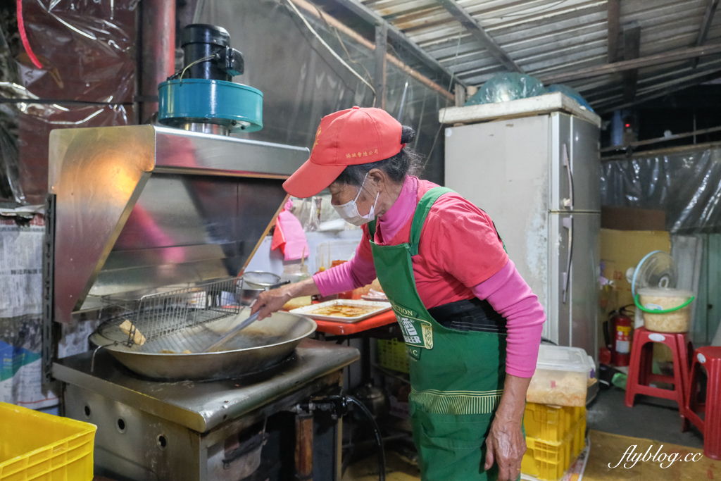 台中北屯｜陳平臭豆腐．阿婆一個人獨立作業，水湳30年鐵皮屋臭豆腐 @飛天璇的口袋