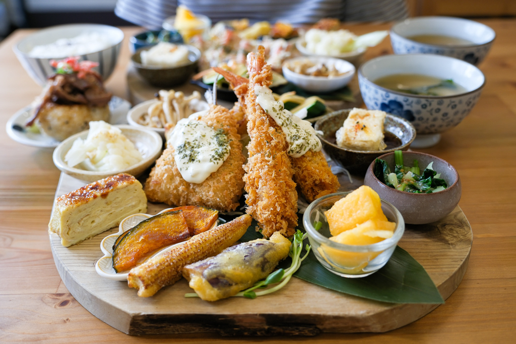 台中西區｜莯莯朝朝小食院．台中日式定食專賣，吃得到日式烤飯糰 @飛天璇的口袋