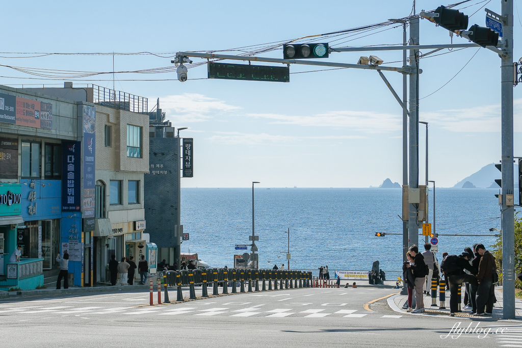 韓國釜山｜自然島鹽麵包．海雲台鹽可頌排隊名店，海岸列車尾浦站正對面 @飛天璇的口袋