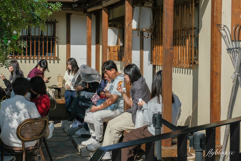 韓國釜山｜自然島鹽麵包．海雲台鹽可頌排隊名店，海岸列車尾浦站正對面 @飛天璇的口袋