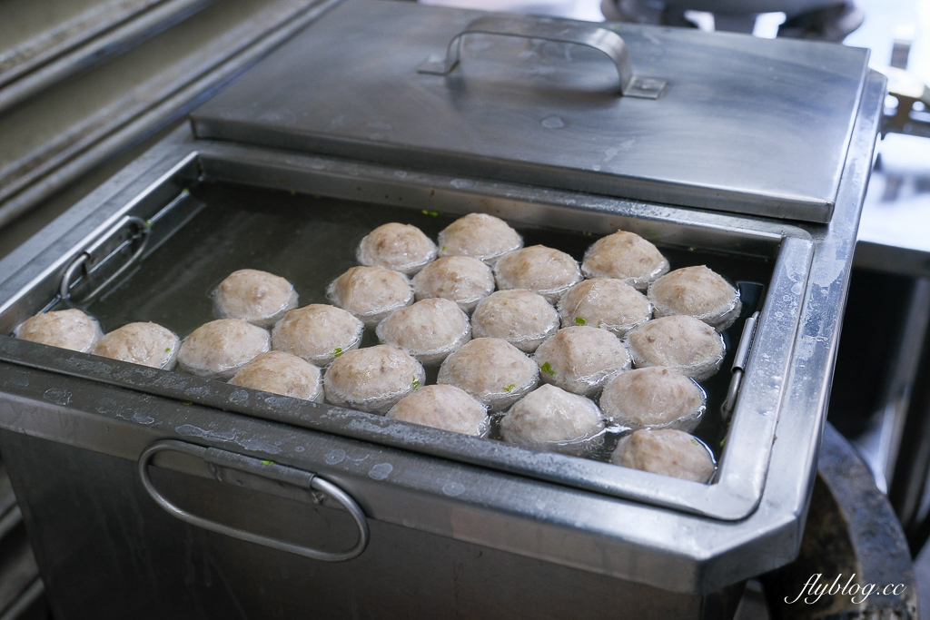 【圓光排肉餐盒】頭份國光客運旁便當搬家了，66年的老店老闆娘親自掌廚 @飛天璇的口袋