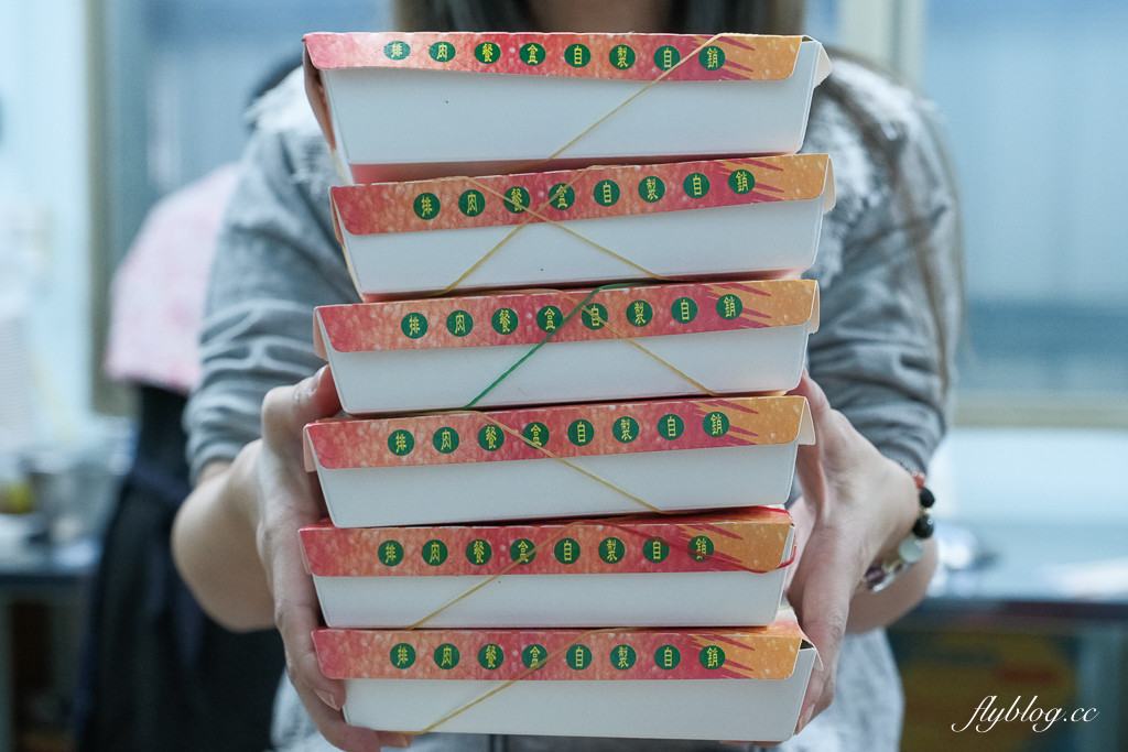 【圓光排肉餐盒】頭份國光客運旁便當搬家了，66年的老店老闆娘親自掌廚 @飛天璇的口袋